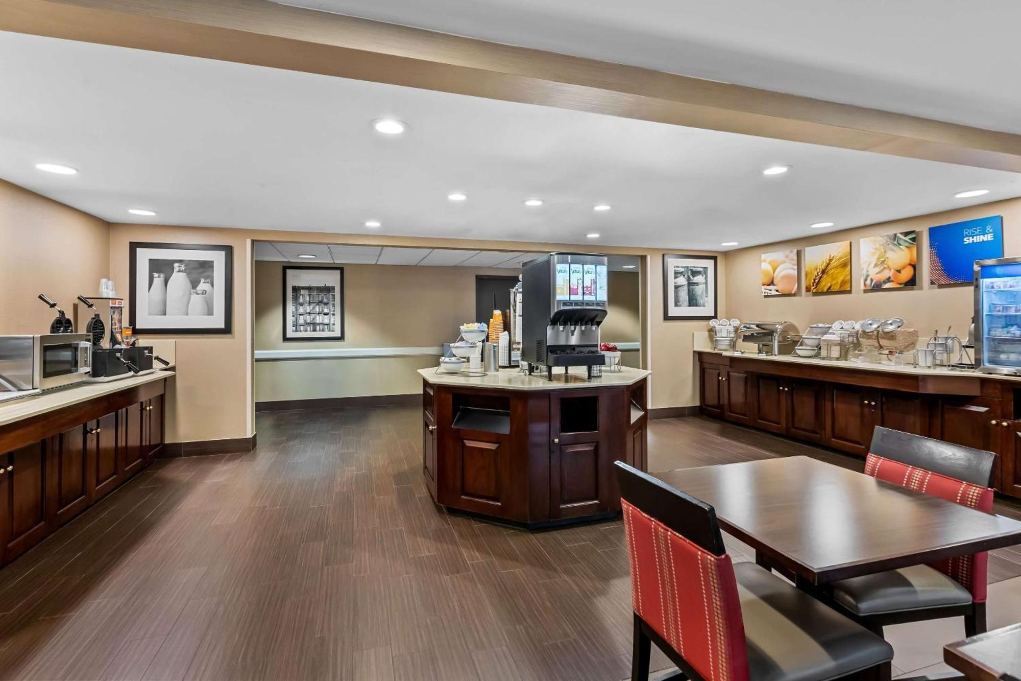 Comfort Inn & Suites Somerset - New Brunswick Екстер'єр фото
